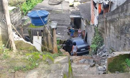 Motorista perde controle do carro e cai em casa em São José dos Campos