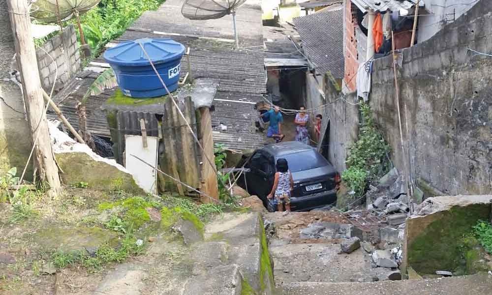 Motorista perde controle do carro e cai em casa em São José dos Campos