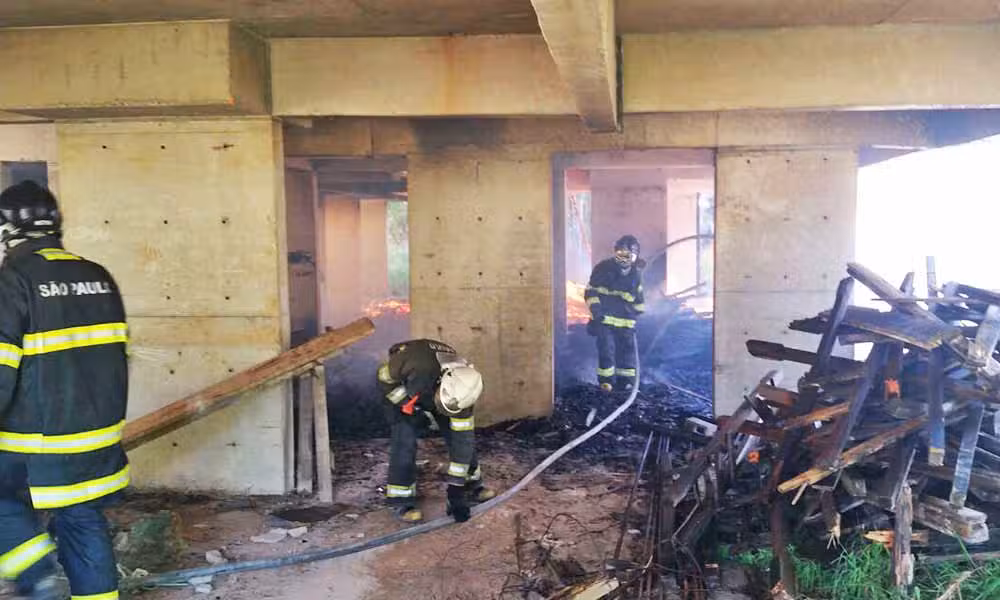 21 bombeiros controlaram incêndio em prédio abandonado nesta manhã em São José