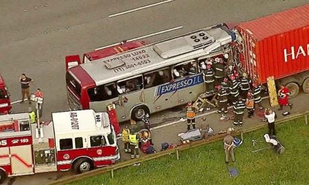 Acidente com ônibus deixa um morto e 20 feridos na Imigrantes em São Paulo
