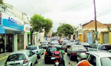 Trânsito intenso no centro de Cruzeiro neste momento; pintura de faixas de pedestres
