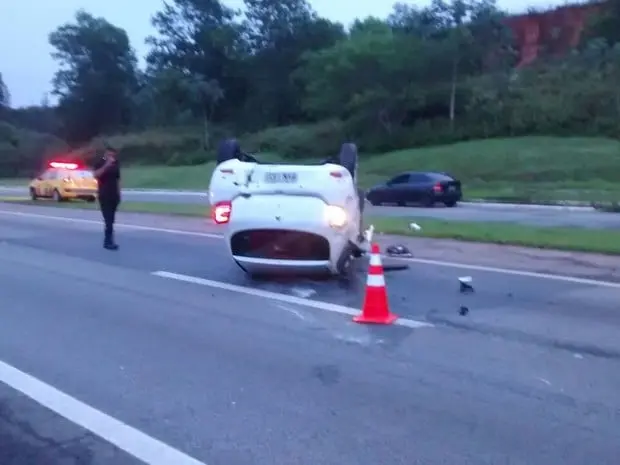 Carro capota na Via Dutra em Resende
