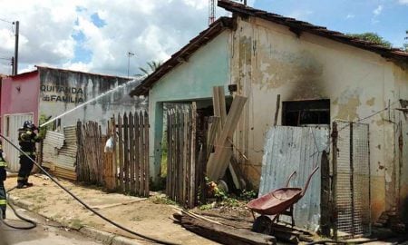 Casa pega fogo nesta tarde em Cruzeiro