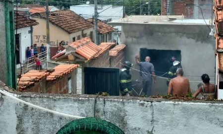 Crianças colocam fogo em uma casa na Vila Batista neste sábado (21/01)