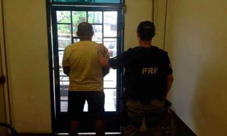Caminhoneiro é preso por dirigir com habilitação falsa na via Dutra em Barra Mansa/RJ