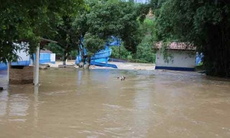 Rio transborda e atravessa o Sindicato no Passa Vinte em Cruzeiro