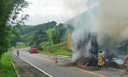 Caminhão pega fogo na BR 354 em Engenheiro Passos/RJ