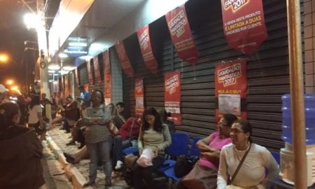 Consumidores de Taubaté e São José dos Campos passam a noite em fila esperando os descontos de uma liquidação