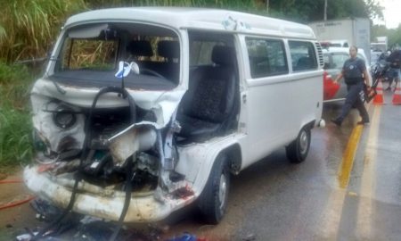 Acidente deixa três vítimas em São Sebastião no litoral; colisão frontal dos veículos