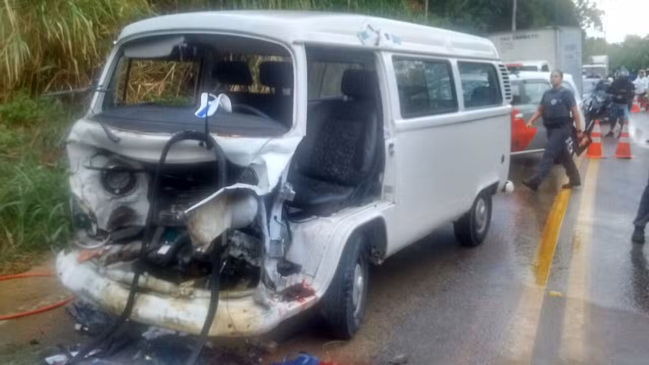 Acidente deixa três vítimas em São Sebastião no litoral; colisão frontal dos veículos