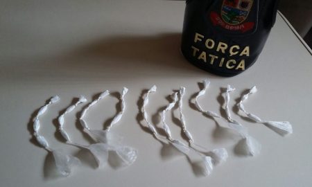 Força Tática prende traficante com 40 porções de cocaína no centro de Cruzeiro