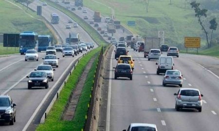 Acidente na via Dutra em São José dos Campos causa lentidão de 5 km