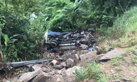 Caminhão-tanque perde a direção e despenca em barranco no litoral