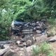 Caminhão-tanque perde a direção e despenca em barranco no litoral