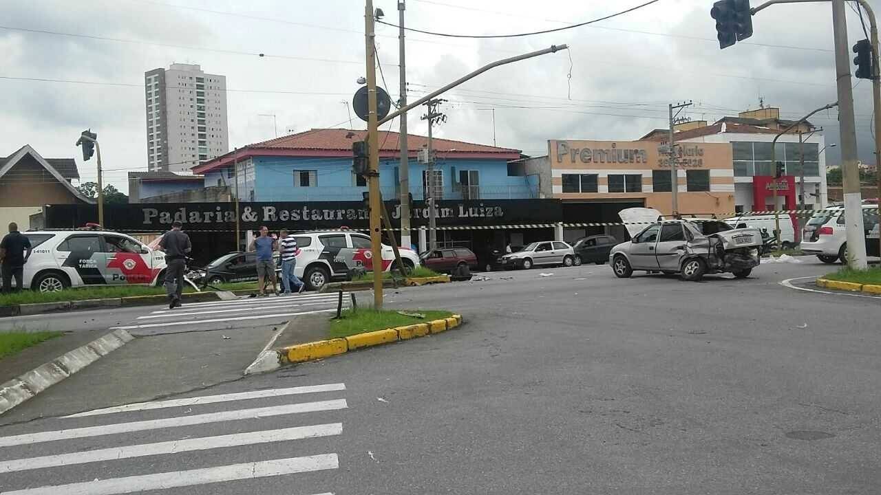 Viatura bate em veículo durante perseguição e dois policiais militares ficam feridos em Jacareí