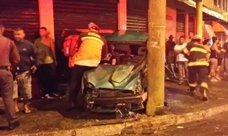 Carro bate em poste em São José dos Campos e deixa duas pessoas feridas