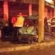 Carro bate em poste em São José dos Campos e deixa duas pessoas feridas