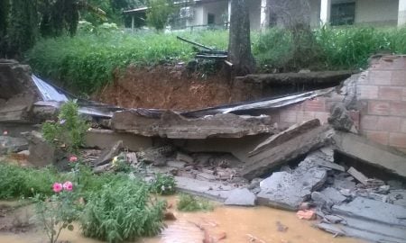 Chuva derruba muro em Silveiras