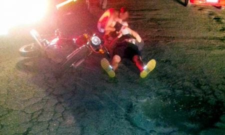 Motociclista cai em buraco e moradores se revoltam em Cruzeiro