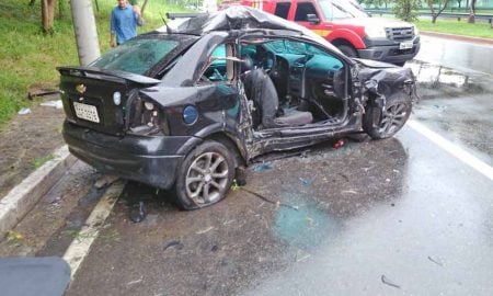 Quatro pessoas ficaram feridas em carro que colidiu com poste em São José