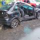 Quatro pessoas ficaram feridas em carro que colidiu com poste em São José
