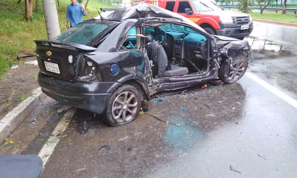 Quatro pessoas ficaram feridas em carro que colidiu com poste em São José