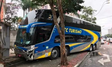 Ônibus sem motorista bate em dois veículos e para em muro em São José dos Campos