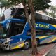 Ônibus sem motorista bate em dois veículos e para em muro em São José dos Campos