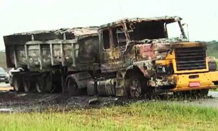 Caminhão pega fogo na Carvalho Pinto em São José; motorista fica ferido