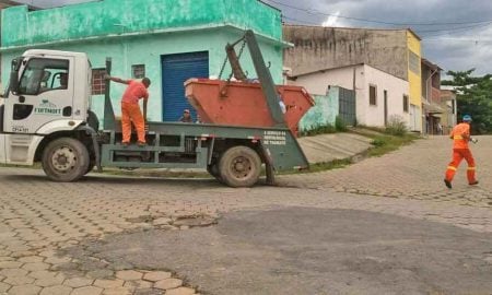 Coleta de lixo é realizada de maneira ilegal em Cruzeiro; trabalho feito em caminhão de caçambas e sem segurança