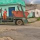 Coleta de lixo é realizada de maneira ilegal em Cruzeiro; trabalho feito em caminhão de caçambas e sem segurança
