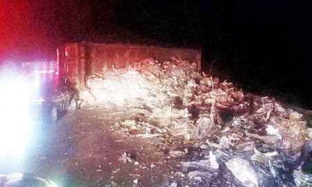 Carreta carregada de sucata tomba na via Dutra em Lavrinhas e deixa uma pessoa ferida