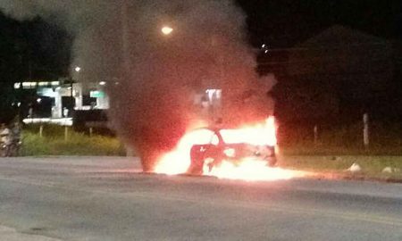 Carro pega fogo na Rio-Santos em Caraguatatuba