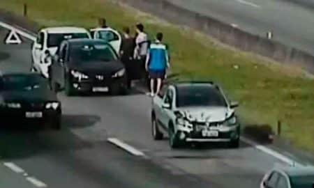 Acidente entre três carros causa lentidão na via Dutra em São José dos Campos