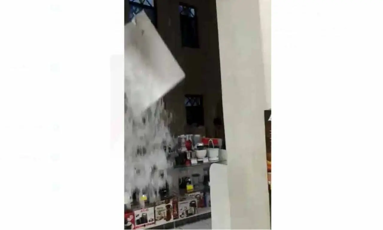 Temporal: chuva atinge interior do Magazine Luiza em Lorena