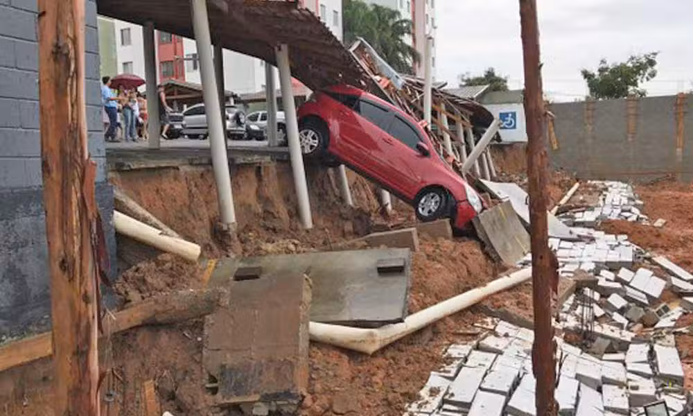Muro cede durante tempestade e carros caíram em estacionamento em São José dos Campos