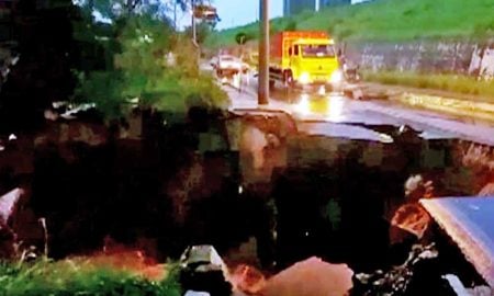 Parte de uma avenida de Taubaté desmorona após temporal