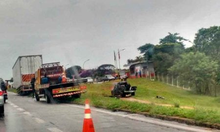 Uma pessoa morre após carreta colidir com carro parado em acostamento na via Dutra em Caçapava