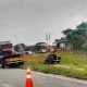 Uma pessoa morre após carreta colidir com carro parado em acostamento na via Dutra em Caçapava