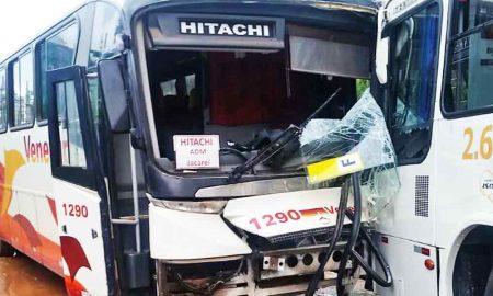 Acidente entre dois ônibus deixa 10 pessoas feridas em Jacareí