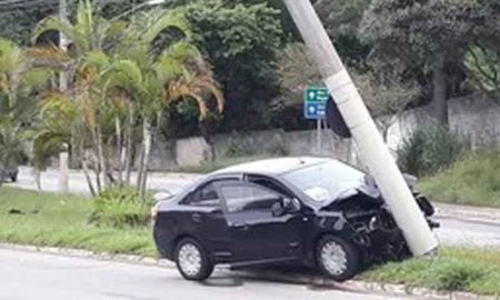 Homem perde controle do carro e bate em poste em São José dos Campos