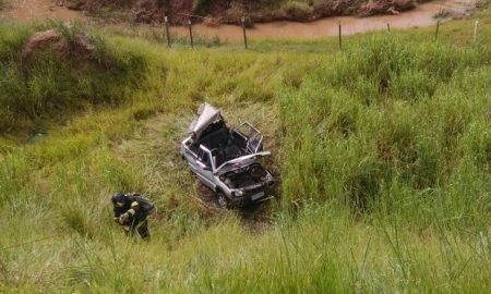 Carro cai em ribanceira após desviar de veículo na Via Dutra em Caçapava