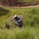 Carro cai em ribanceira após desviar de veículo na Via Dutra em Caçapava