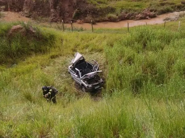 Carro cai em ribanceira após desviar de veículo na Via Dutra em Caçapava