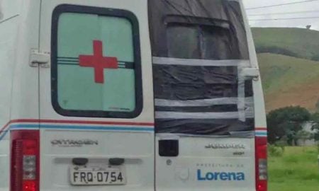 Ambulância de Lorena transporta paciente com vidro traseiro quebrado na via Dutra; motorista não reparou na ausência do vidro