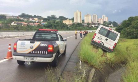 Motorista perde controle de van com 12 pacientes a bordo e cai em valeta em São José