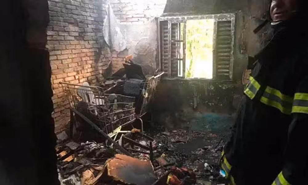 Casa pega fogo em Jacareí e deixa idoso de 78 anos ferido
