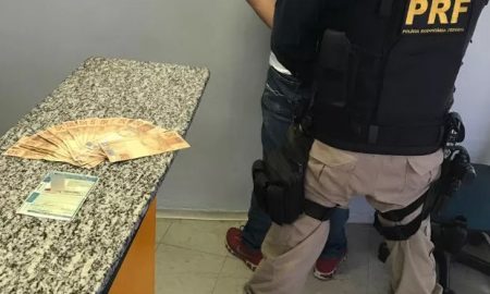 Chinês de 44 anos é preso após tentar subornar policiais na via Dutra em Jacareí; ofereceu R$ 1.000,00