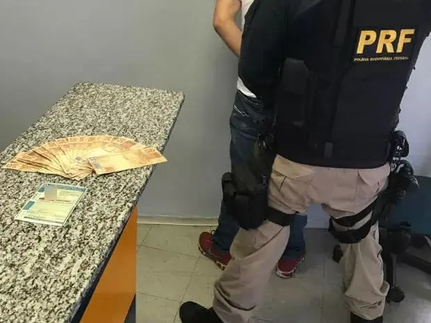 Chinês de 44 anos é preso após tentar subornar policiais na via Dutra em Jacareí; ofereceu R$ 1.000,00