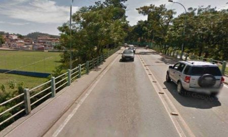 Motorista bate o carro nas grades de uma ponte de São José dos Campos e veículo cai de altura de dez metros